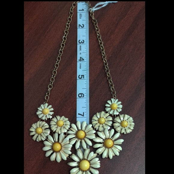 60s Inspired Boho Daisy Necklace. EUC - Picture 6 of 8